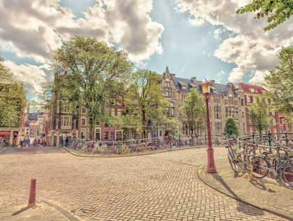 Picture of BICYCLE PARKED ON THE STREET