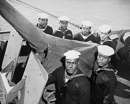 Picture of WWII A NAVY GUN CREW WHO WERE ALL AWARDED THE NAVY CROSS