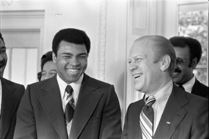 Picture of PRESIDENT GERALD R. FORD AND BOXER MUHAMMAD ALI IN THE OVAL OFFICE