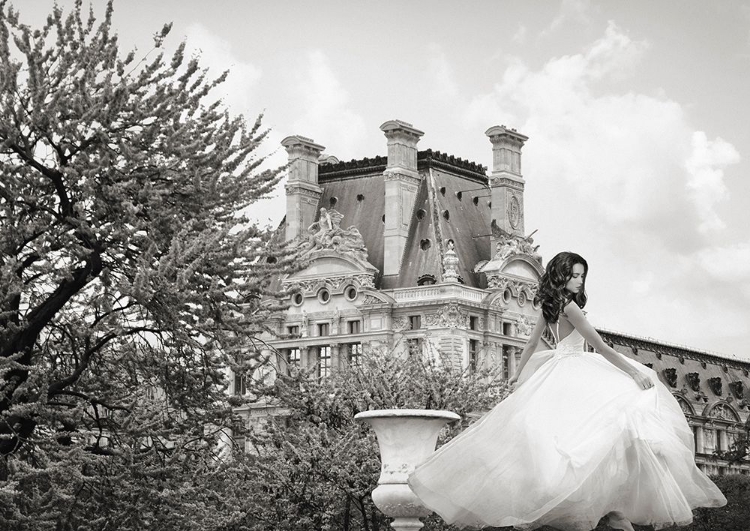 Picture of YOUNG WOMAN AT THE CHATEAU DE CHAMBORD - BW