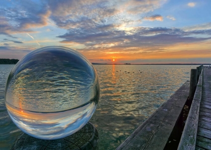 Picture of KUGELWELT SONNENUNTERGANG AM SEE