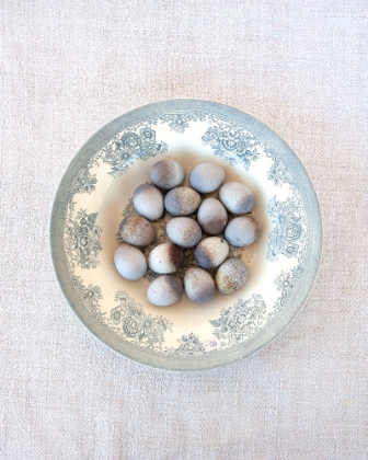 Picture of QUAIL EGGS ON BLUE PLATE