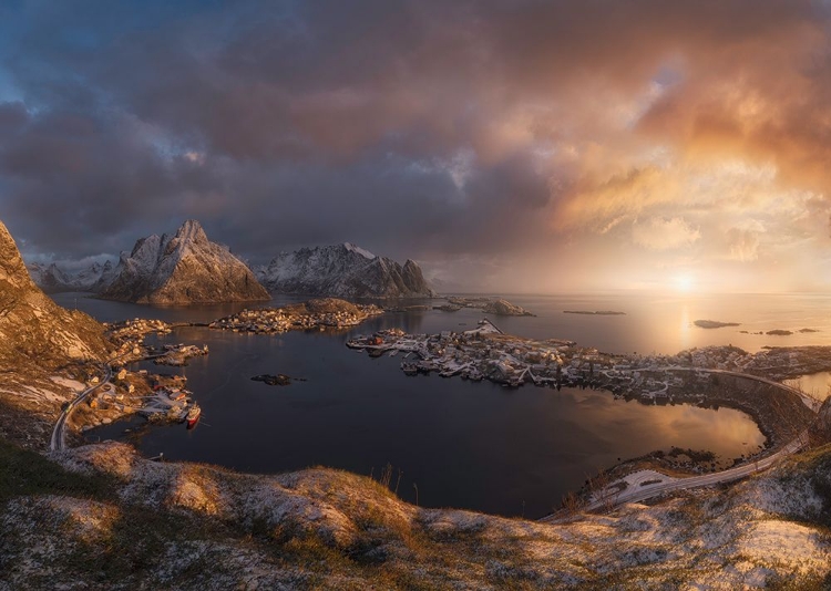 Picture of SUNRISE OVER REINE