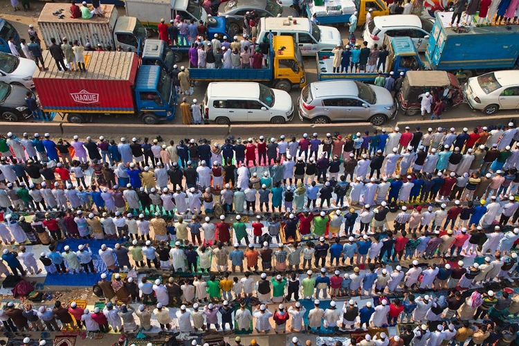 Picture of TRAFFIC STANDSTILL FOR PRAYERS