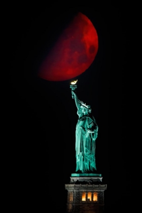 Picture of STATUE OF LIBERTY AND MOONSET