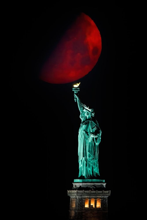 Picture of STATUE OF LIBERTY AND MOONSET