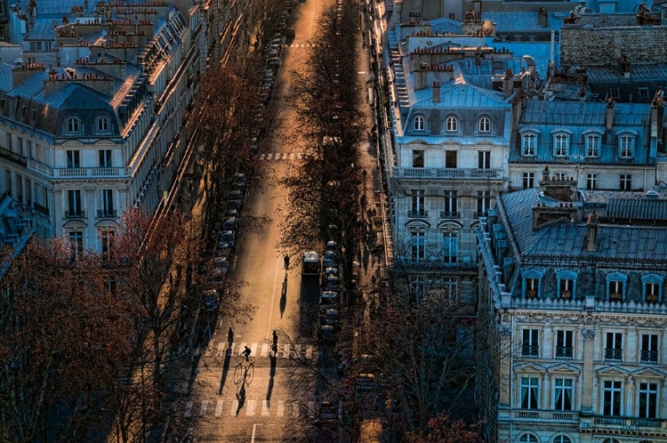 Picture of 2 CYCLISTS + 2 PEDESTRIANS