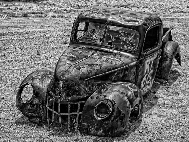 Picture of OLD TRUCK IN THE DESERT