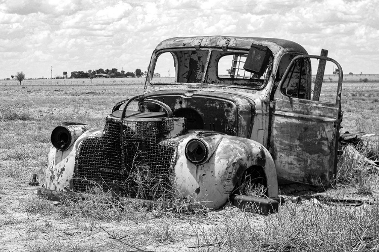 Picture of VINTAGE CAR IN FIELD