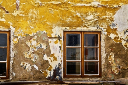 Picture of WINDOW WITH YELLOW CRACKED WALL