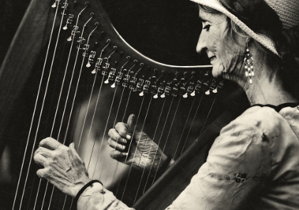 Picture of PLAYING THE HARP