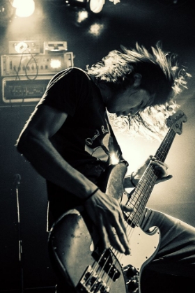 Picture of PLAYING BASSGUITAR