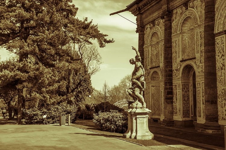 Picture of BALL GAME HALL AND SCULPTURE NIGHT IN PRAGUE