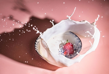 Picture of STRAWBERRY FALL INTO THE MILK TRAP