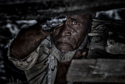 Picture of MAN TARRING THE KEEL OF A SHIP - BANGLADESH