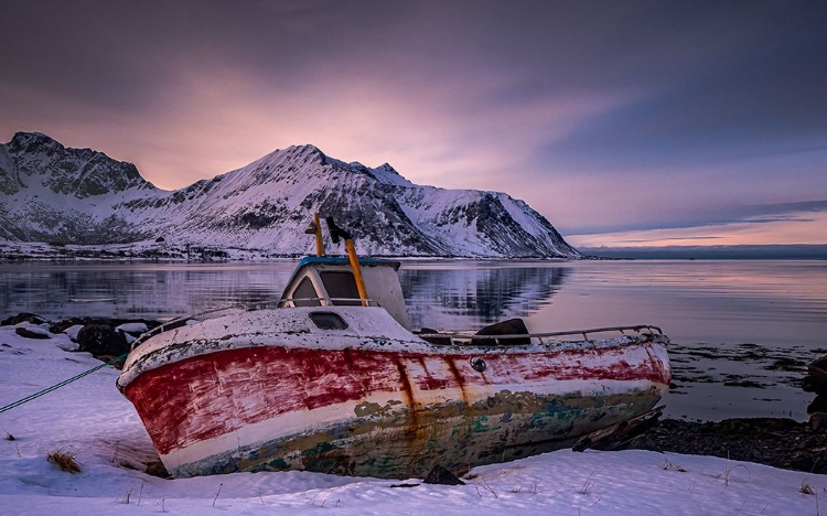 Picture of STRANDED AT SUNDKLAKKSTRAUMEN