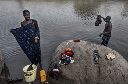 Picture of MUNDARI TRIBE WOMEN CLEANING CLOTHES IN THE RIVER - SOUTH SUDAN