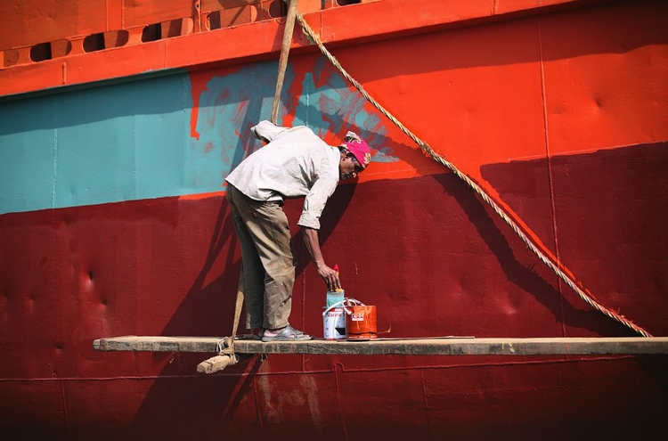 Picture of WORKERS OF SHIPYARD - 0250