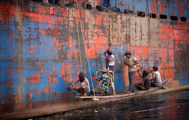 Picture of WORKERS OF SHIPYARD - 7195