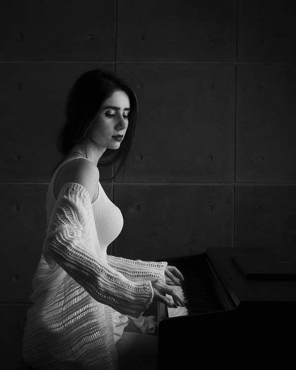 Picture of IRANIAN FEMALE INSTRUMENTALISTS (PIANO)