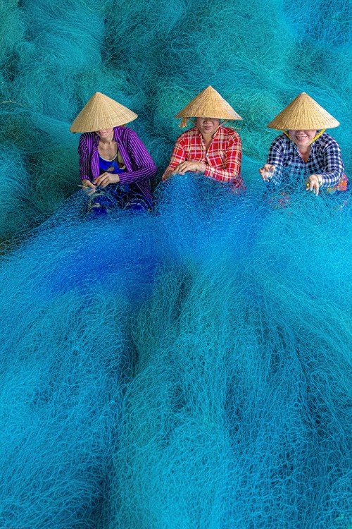 Picture of VIETNAM-WOMEN REPAIRING FISHING NETS