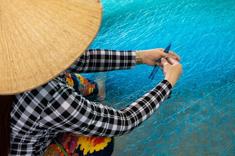 Picture of VIETNAM-WOMEN REPAIRING FISHING NETS