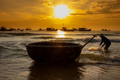 Picture of VIETNAM-FISHERMEN DELIVER THE NIGHTS CATCH TO THE BEACH AT HOI AN