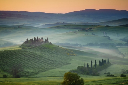 Picture of EUROPE-ITALY-TUSCANY-VAL D ORCIA-BELVEDERE FARMHOUSE AT SUNRISE