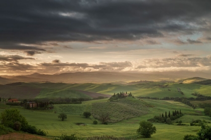 Picture of EUROPE-ITALY-TUSCANY-VAL D ORCIA-BELVEDERE FARMHOUSE AT SUNRISE