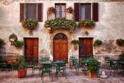 Picture of ITALY-TUSCANY-PIENZA TABLES AND CHAIRS SET UP OUTSIDE FOR OUTDOOR DINING IN THE TOWN OF PIENZA
