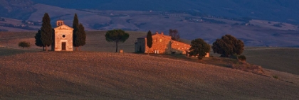 Picture of ITALY-TUSCANY-PIENZA THE CAPPELLA DELLA MADONNA DI VITALETA AT SUNSET