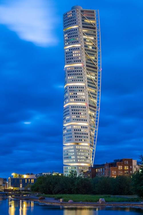 Picture of SWEDEN-SCANIA-MALMO-TURNING TORSO BUILDING-DESIGNED BY ARCHITECT SANTIAGO CALATRAVA-2005-DUSK