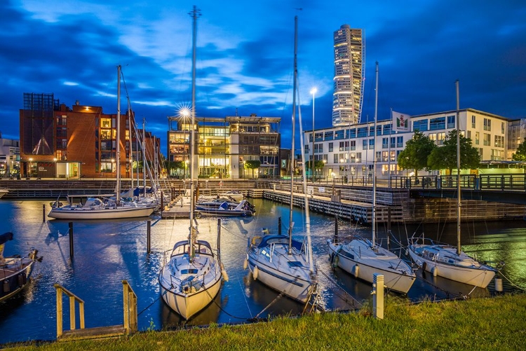 Picture of SWEDEN-SCANIA-MALMO-TURNING TORSO BUILDING-DESIGNED BY ARCHITECT SANTIAGO CALATRAVA-2005 WITH VASTR