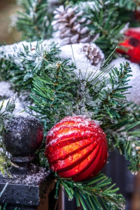 Picture of USA-MARYLAND-BETHESDA-FIRST SNOWFALL ON HOLIDAY DECORATION