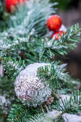 Picture of USA-MARYLAND-BETHESDA-FIRST SNOWFALL ON HOLIDAY DECORATION