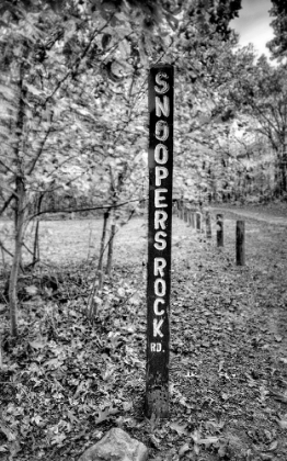 Picture of SNOOPERS ROCK ROAD SIGN BW