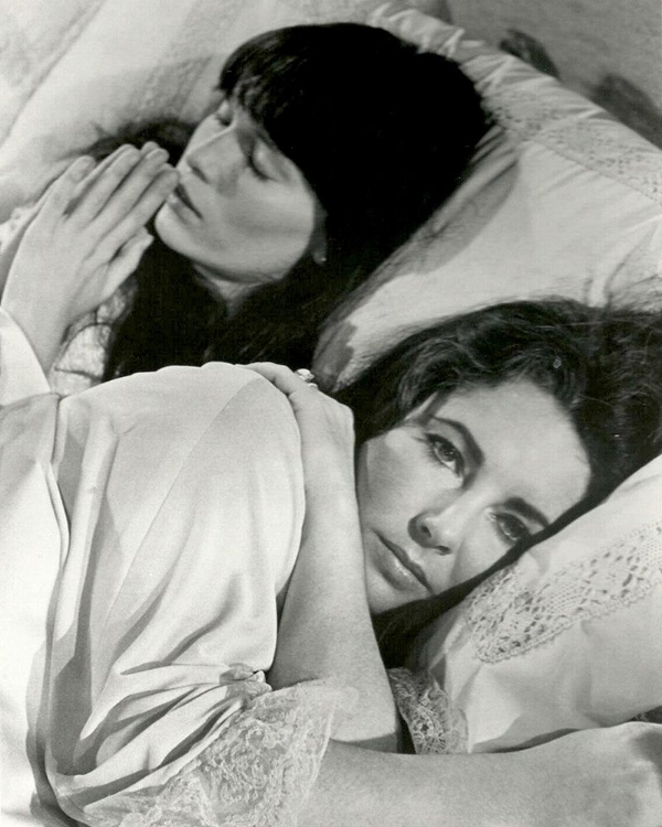 Picture of MIA FARROW, ELIZABETH TAYLOR, SECRET CEREMONY, 1968