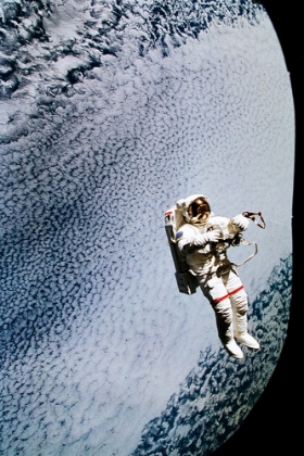 Picture of ASTRONAUT MARK C. LEE FLOATS FREE IN SPACE