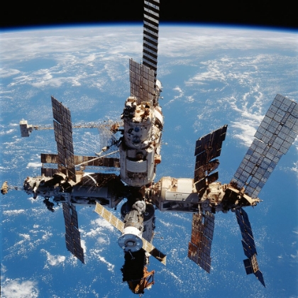 Picture of MIR SPACE STATION ABOVE THE EARTH