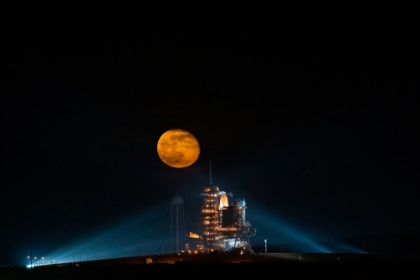 Picture of THE MOON RISING BEHIND THE SPACE SHUTTLE ENDEAVOUR ON PAD 39A