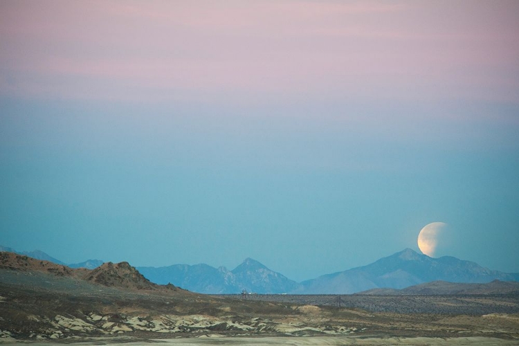 Picture of THE SUPER BLUE BLOOD MOON ECLIPSE FROM CALIFORNIAS TRONA PINNACLES