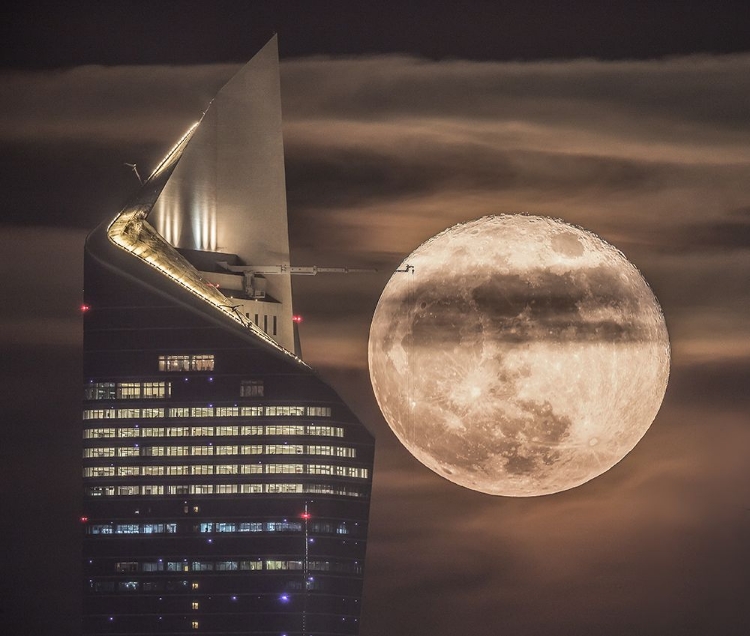Picture of HANDLING THE SUPERMOON