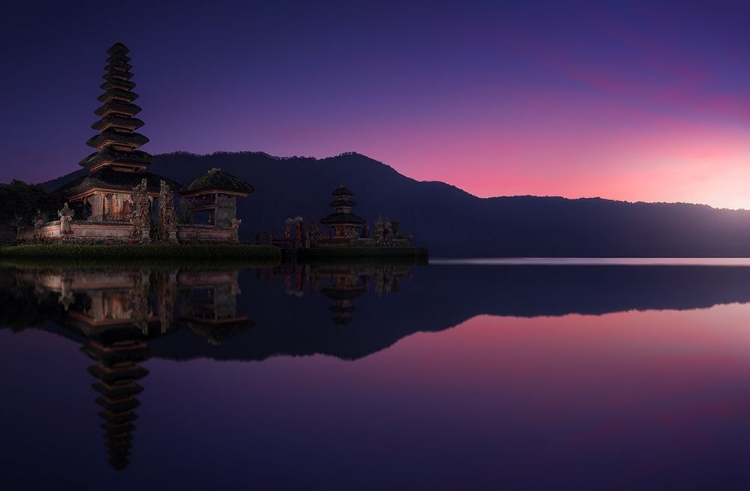 Picture of ULUN DANU BRATAN TEMPLE AT DAWN