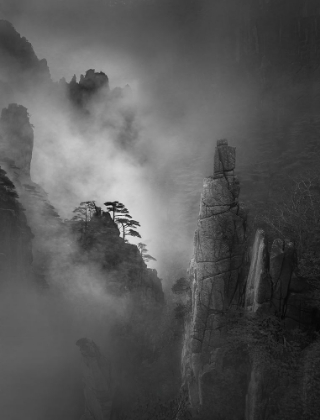 Picture of HUANG SHAN IN THE FOG