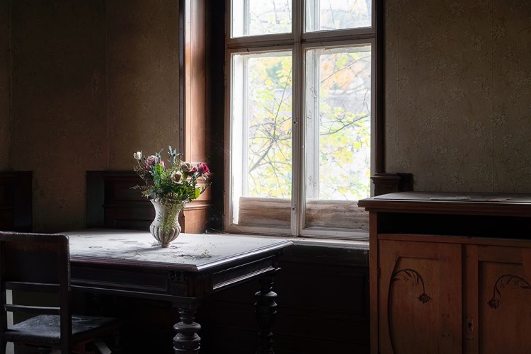 Picture of FLOWERS ON THE TABLE