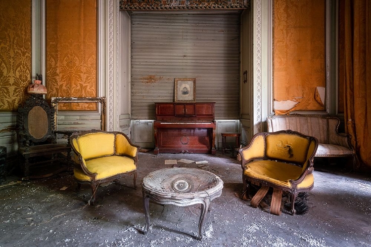 Picture of PIANO IN LIVING ROOM