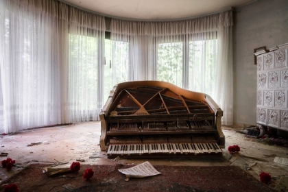 Picture of PIANO WITH FLOWERS