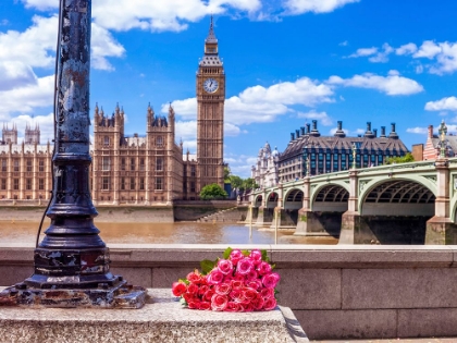 Picture of BUNCH OF ROSES BY A LAMPOST, LONDON, UK