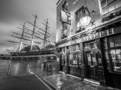 Picture of CUTTY SARK AND THE GIPSY MOTH PUB