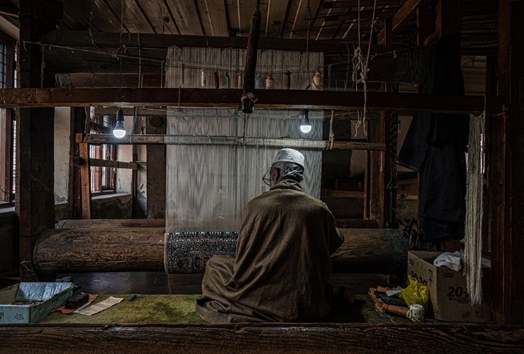 Picture of CARPET WEAVER